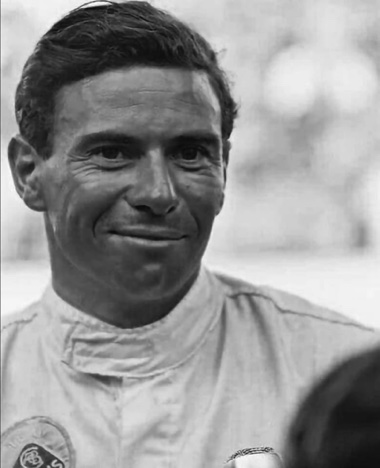 Un sourire modeste, sans exubérance... Un sourire modeste, sans exubérance...